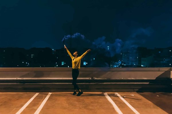 Quel modèle de pantalon flare convient aux femmes de petite taille pour allonger la silhouette?