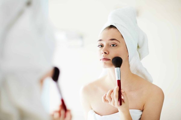 Comment réaliser un maquillage de jour rapide et naturel pour une femme active ?