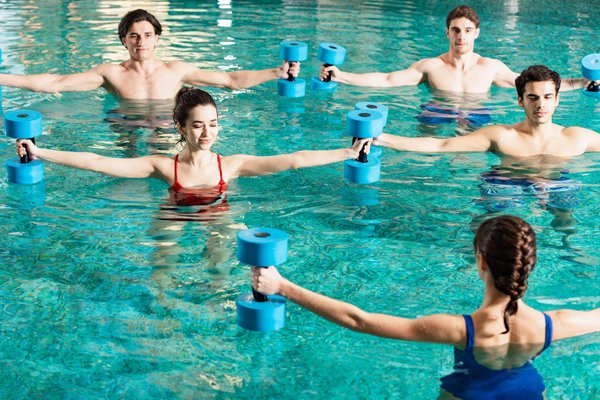 Comment intégrer l'aquagym dans un programme de fitness pour les seniors?