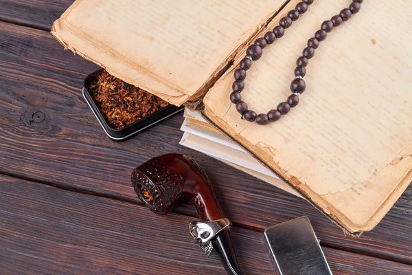 Quels accessoires ajouter à une petite robe noire pour une soirée théâtre?