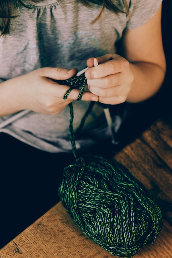 Tricot ou crochet : comprendre les points communs et les distinctions avant de se lancer